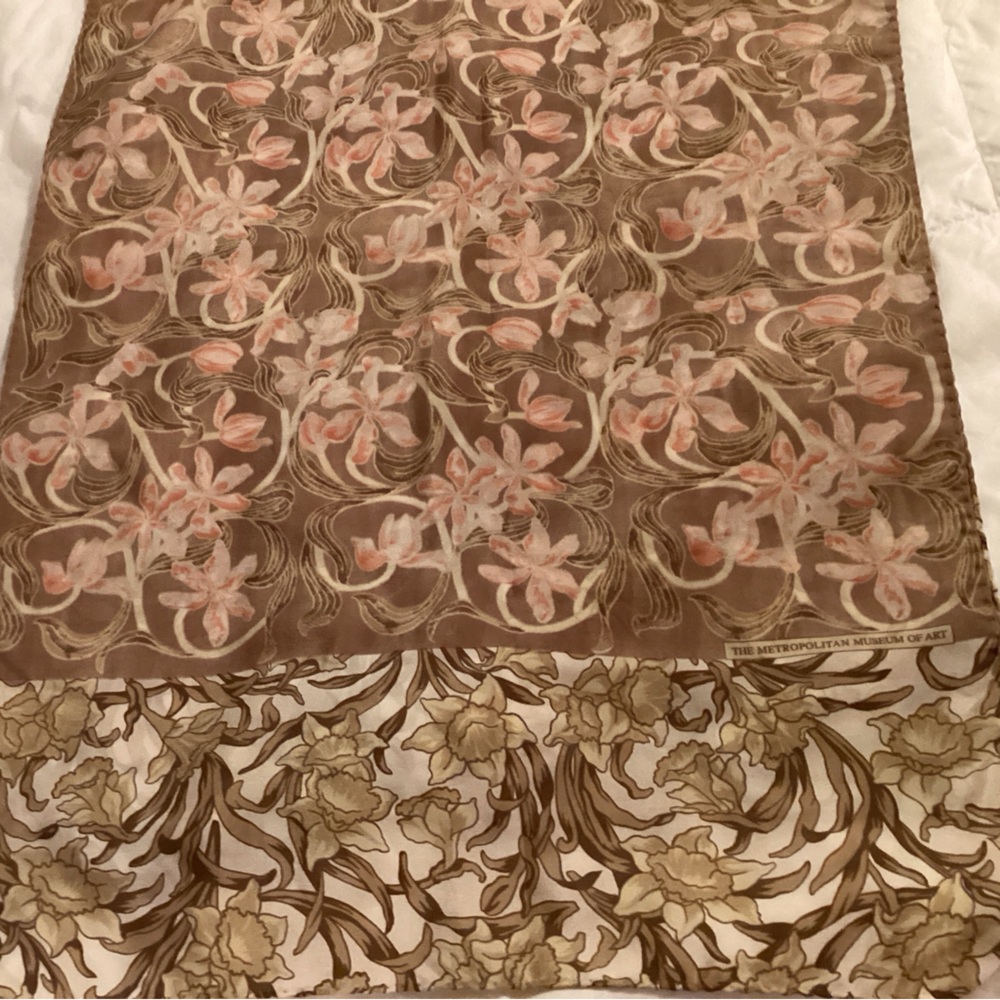 The Metropolitan Museum of Art 
Oblong Silk Scarf